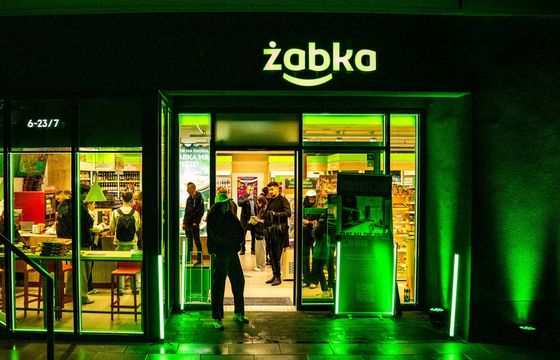 Żabka dalej rośnie jak na drożdżach. Więcej na marketing