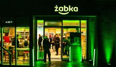 Żabka dalej rośnie jak na drożdżach. Więcej na marketing