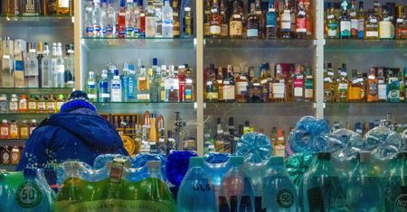 Bezlitosne słowa eksperta. "Funkcjonujemy pod okupacją alkoholową"