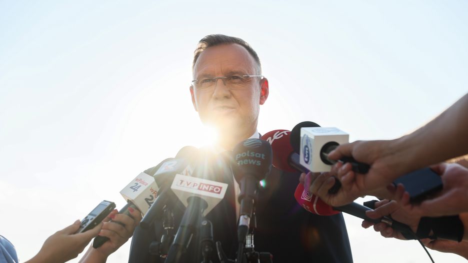 Warszawa, 21.09.2024. Prezydent RP Andrzej Duda podczas konferencji prasowej na lotnisku w Warszawie, 21 bm. Polska para prezydencka udaje się z wizytą do USA. (mr) PAP/Leszek Szymański