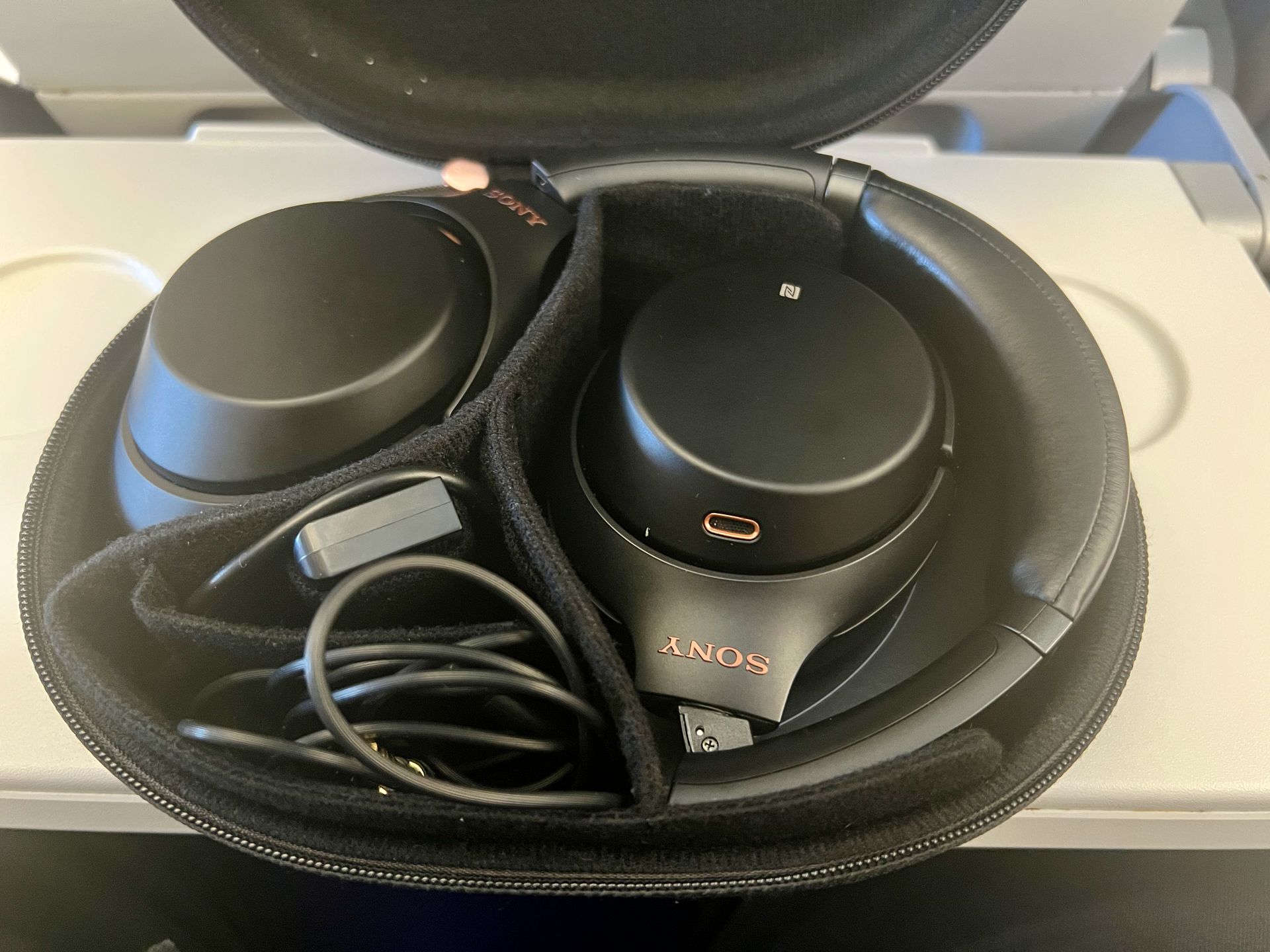 Swoje słuchawki kupiłem kilka lat temu. Odcinają mnie od szumu silników, gwaru na lotnisku, rozmów współpasażerów, a nawet płaczu dzieci