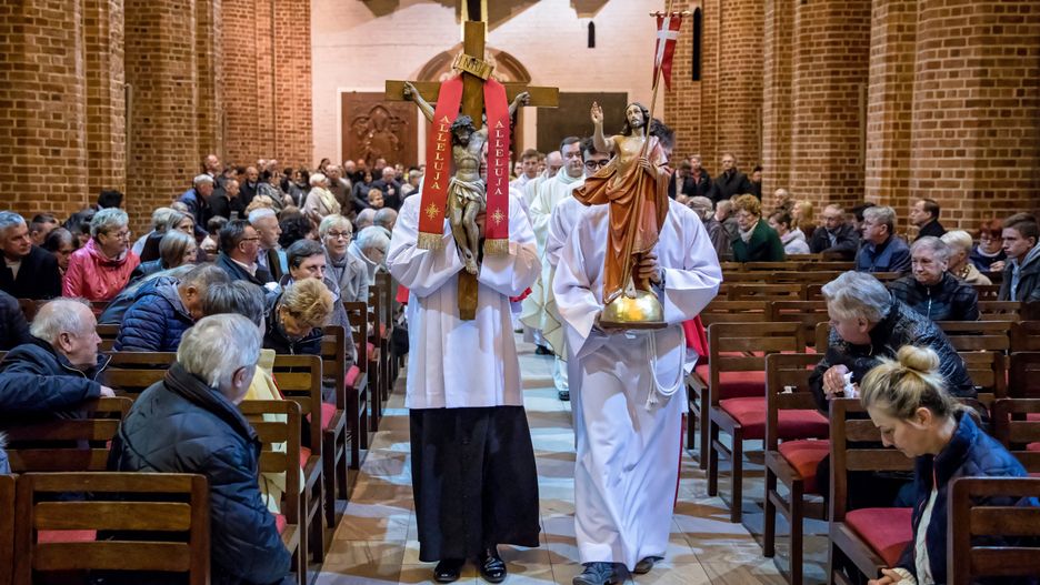 Rezurekcja to uroczysta procesja, odbywająca się w nocy w Wielką Sobotę lub w wielkanocny poranek