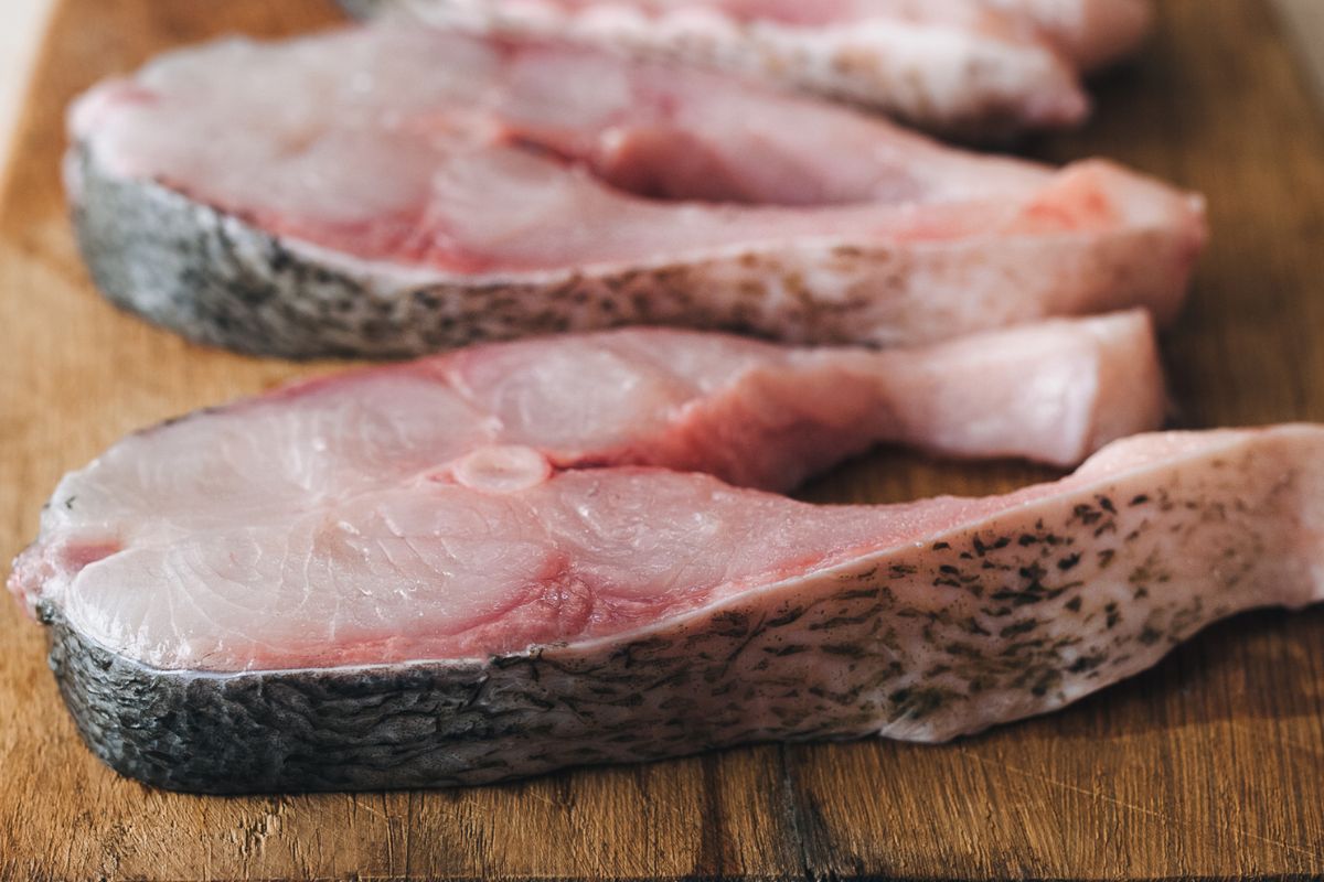 Chcesz podać smacznego karpia na wigilii? Natrzyj dzwonka na 2 godziny przed smażeniem