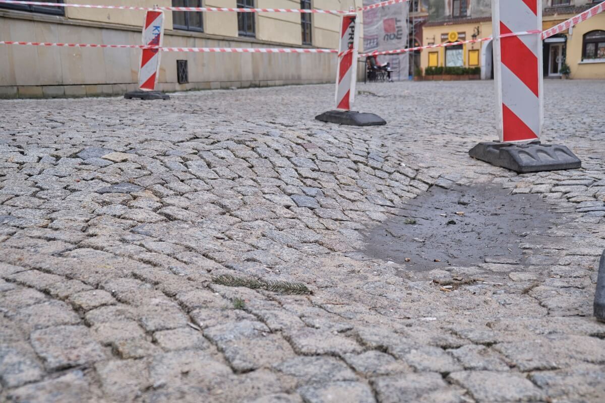 Zapadnięta nawierzchnia na Starym Mieście w Lublinie