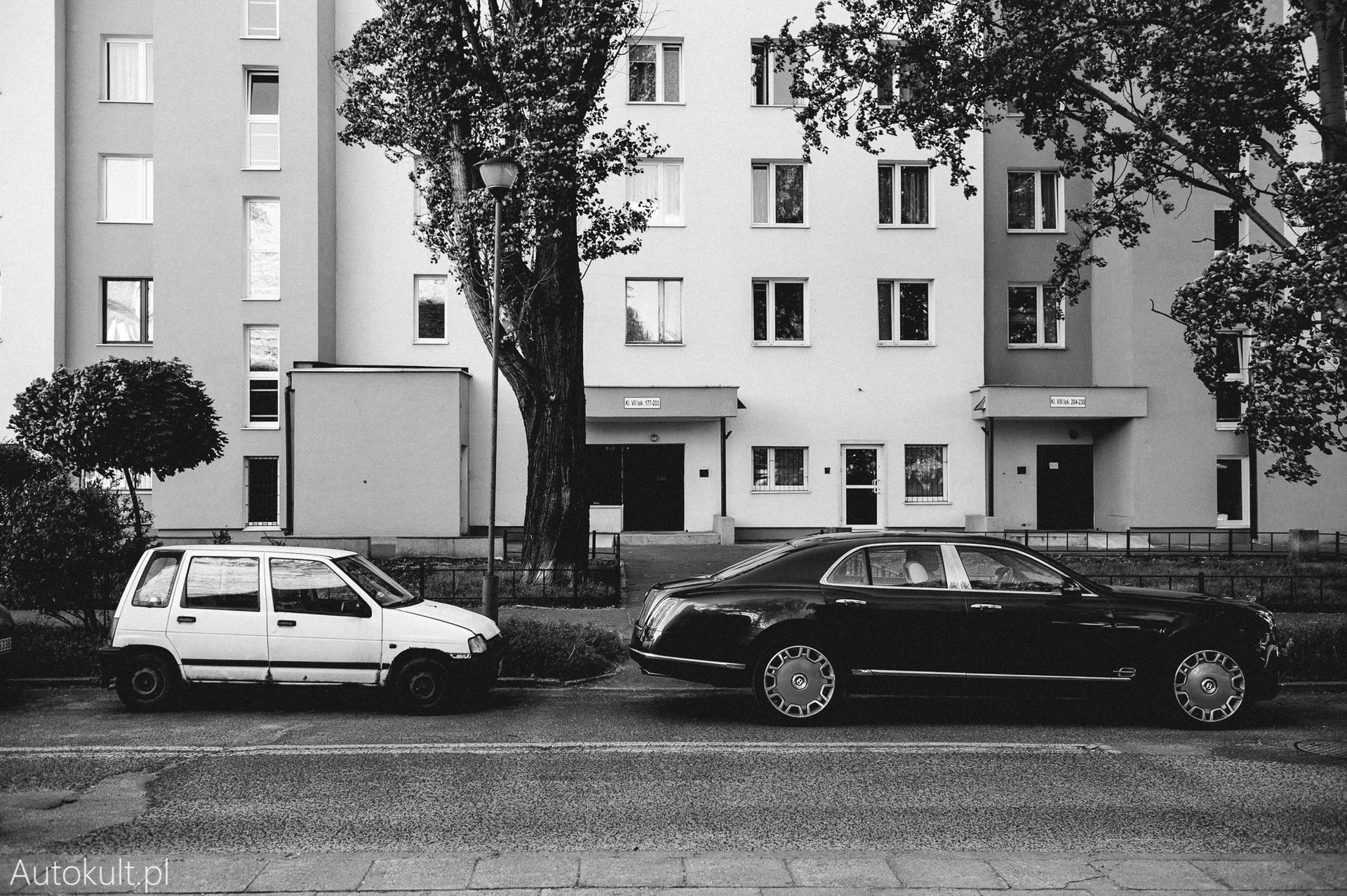 Warty około 2 miliony złotych Bentley Mulsanne na polskim blokowisku (fot. Konrad Skura)