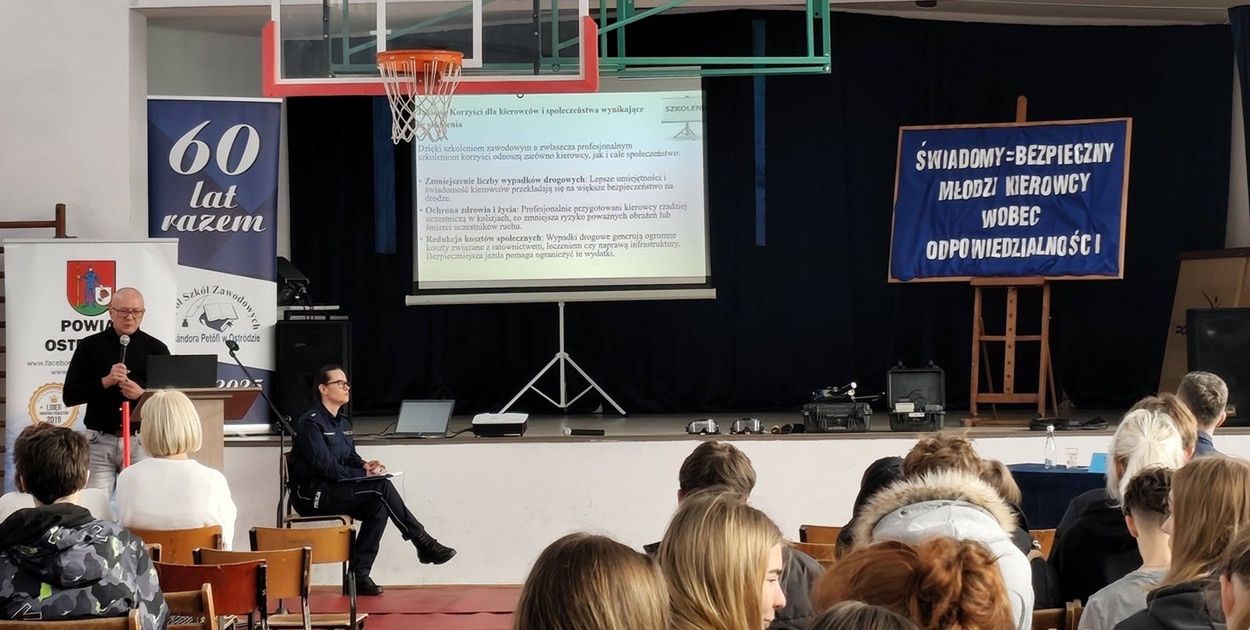 Ostróda: Policjanci, specjaliści i młodzież debatowali o bezpieczeństwie