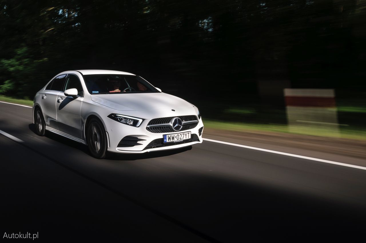 Mercedes zadbał o aerodynamikę i uzyskał rekordowy współczynnik oporu powietrza 0,22. To dzięki niemu przy wyższych prędkościach w samochodzie jest cicho, a silnik mało pali.