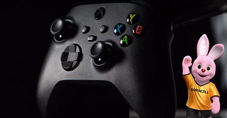 A jednak pieniążki. Wyjaśniło się, dlaczego pady do Xbox Series X/S korzystają z baterii AA
