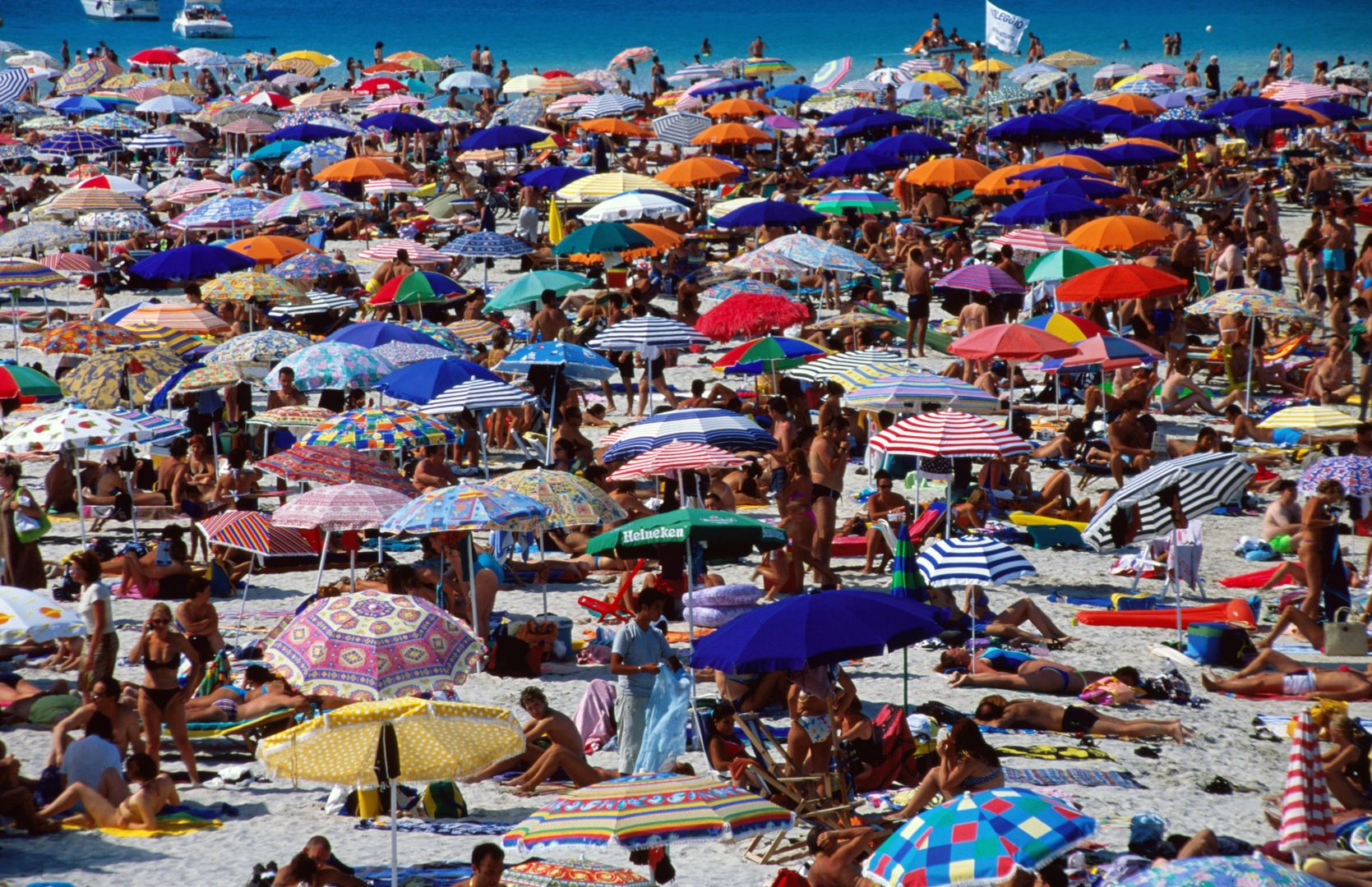 Sprzedawca sprzedawał kokosy na włoskiej plaży