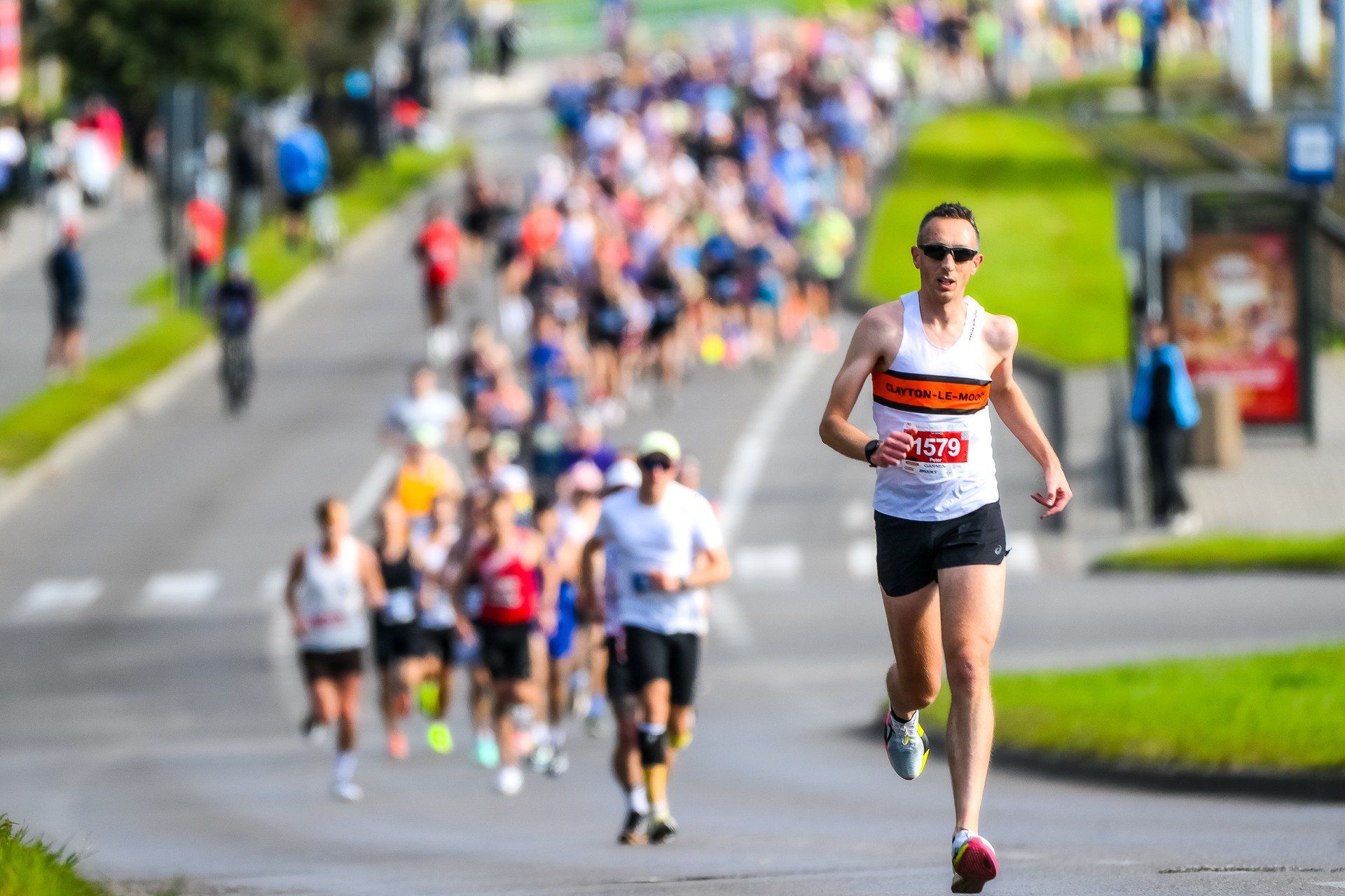 Biegacze na półmaratońskiej trasie (21,0975 km) podczas zawodów Garmin Półmaraton Gdańsk 2025