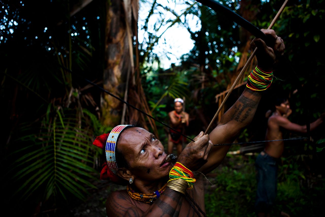Indianie Mentawai z wyspy Siberut.