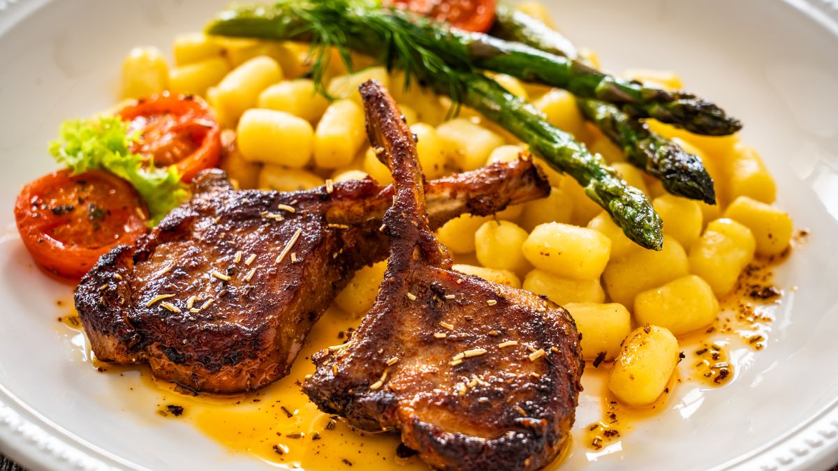 Smażone kotleciki jagnięce z kością, podawane z kluseczkami