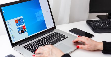 Wadliwa poprawka Windows 10. Ludzie nie mogą wyszukać emotek