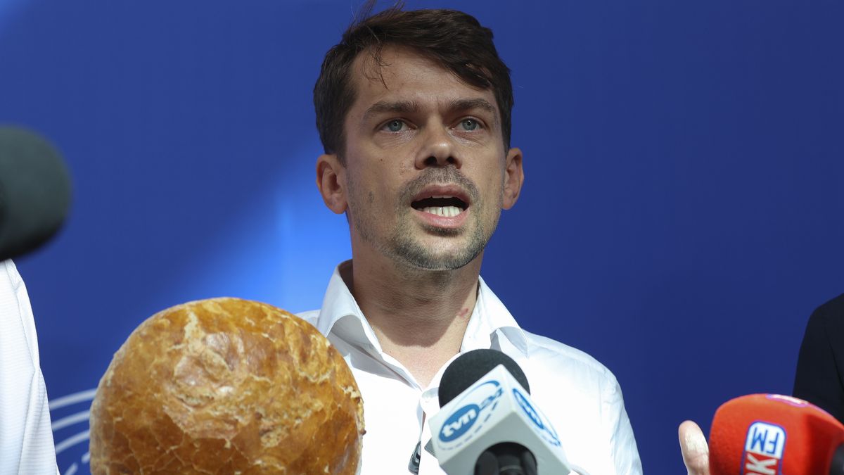 Michal Kolodziejczak (C), the leader of the Polish AGROUnia group, holds a loaf of bread as he speaks to the media at the European Parliament in Strasbourg, France, 12 September 2023. The Polish government, in order to protect its farmers, called on the European Union to extend the embargo on imports of Ukrainian grain ahead of a deadline. Five EU member states bordering Ukraine (Poland, Hungary, Bulgaria, Romania and Slovakia) have imposed an embargo on four Ukrainian grains from April to 15 September to prevent an excessive supply in their domestic market that would hurt their farmers. EPA/JULIEN WARNAND Dostawca: PAP/EPA.