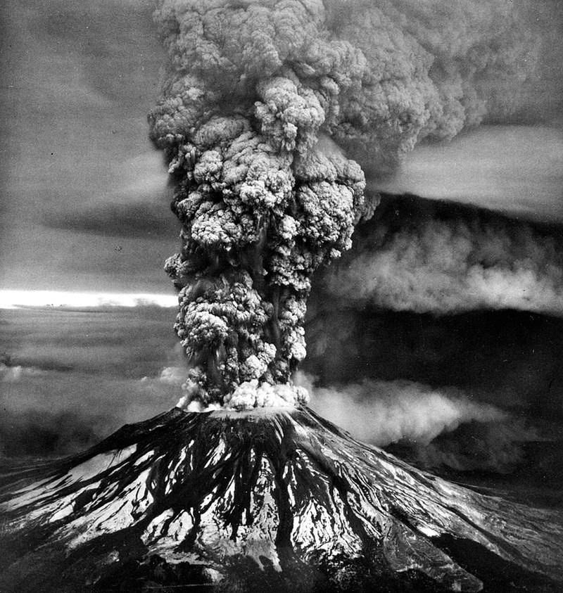 W 1980 roku spektakularnie wybuchł Mount St. Helens, niszcząc wszelkie ewentualne ślady wielkiej stopy