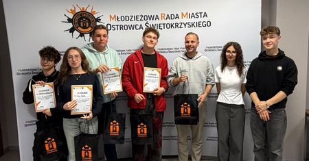Zamiast siedzieć na konferencji, ruszyli w miasto. OSTROGRA połączyła młodzież i historię Ostrowca
