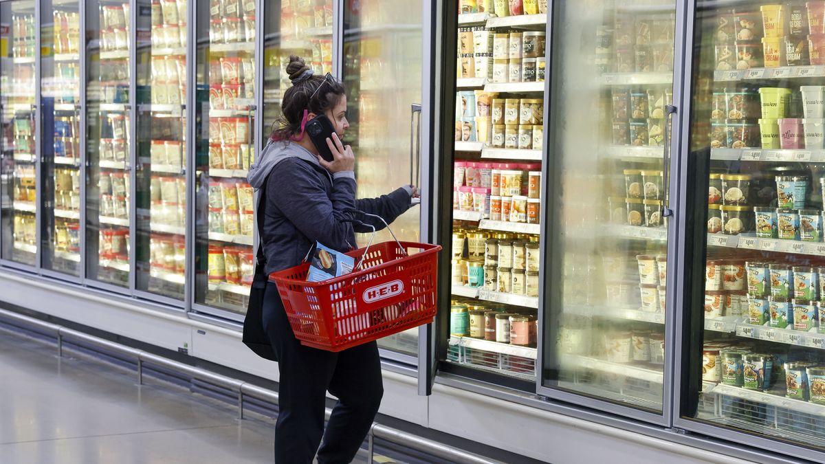 A customer shops in the frozen section at H E B in Austin, Texas, USA, 21 February 2024. According to recent data, the year-over-year inflation rate has risen 3.1% in 12 months ending in January 2024. EPA/ADAM DAVIS Dostawca: PAP/EPA.