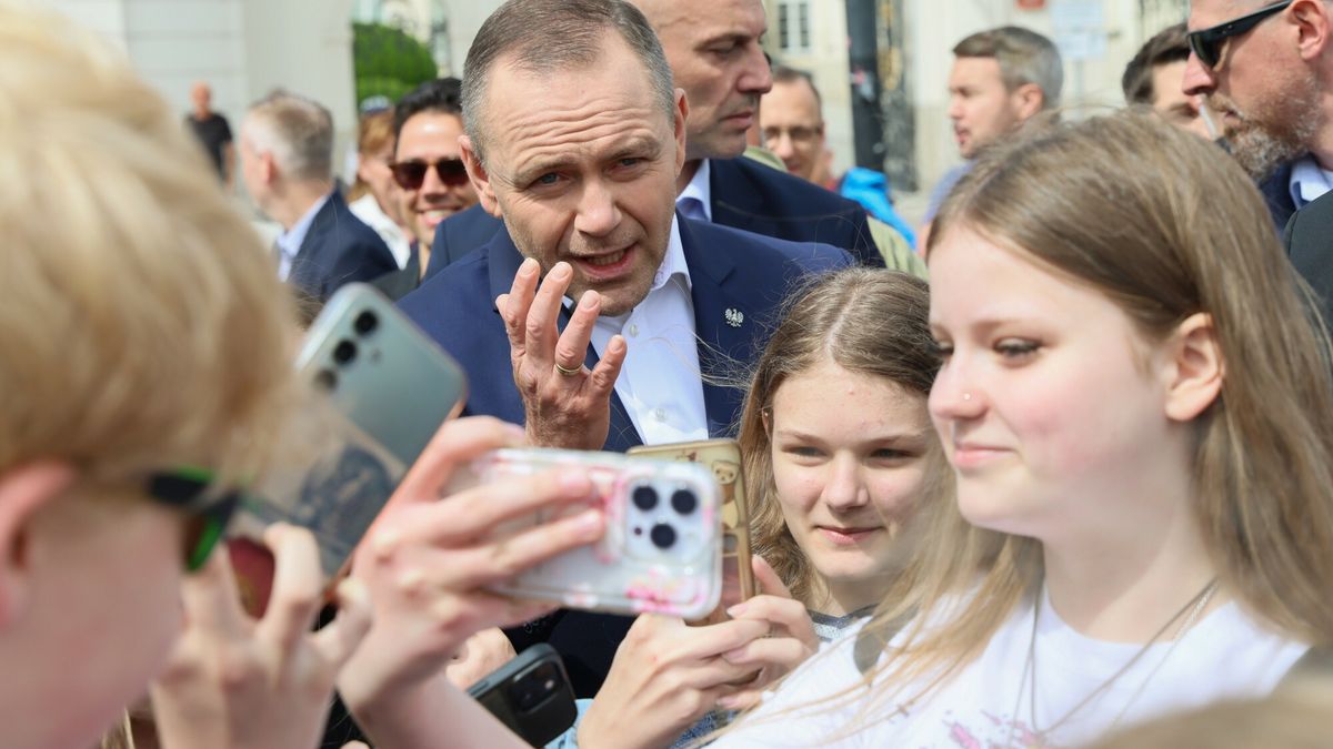 Prezydent Nawrocki wyszed? do ludzi przed Pa?ac Prezydencki
Fot. Wojciech Olkusnik/East News, 29.05.2026. Warszawa. Prezydent Karol Nawrocki (C) wyszedl do ludzi przed Palac Prezydencki.
Wojciech Olkusnik