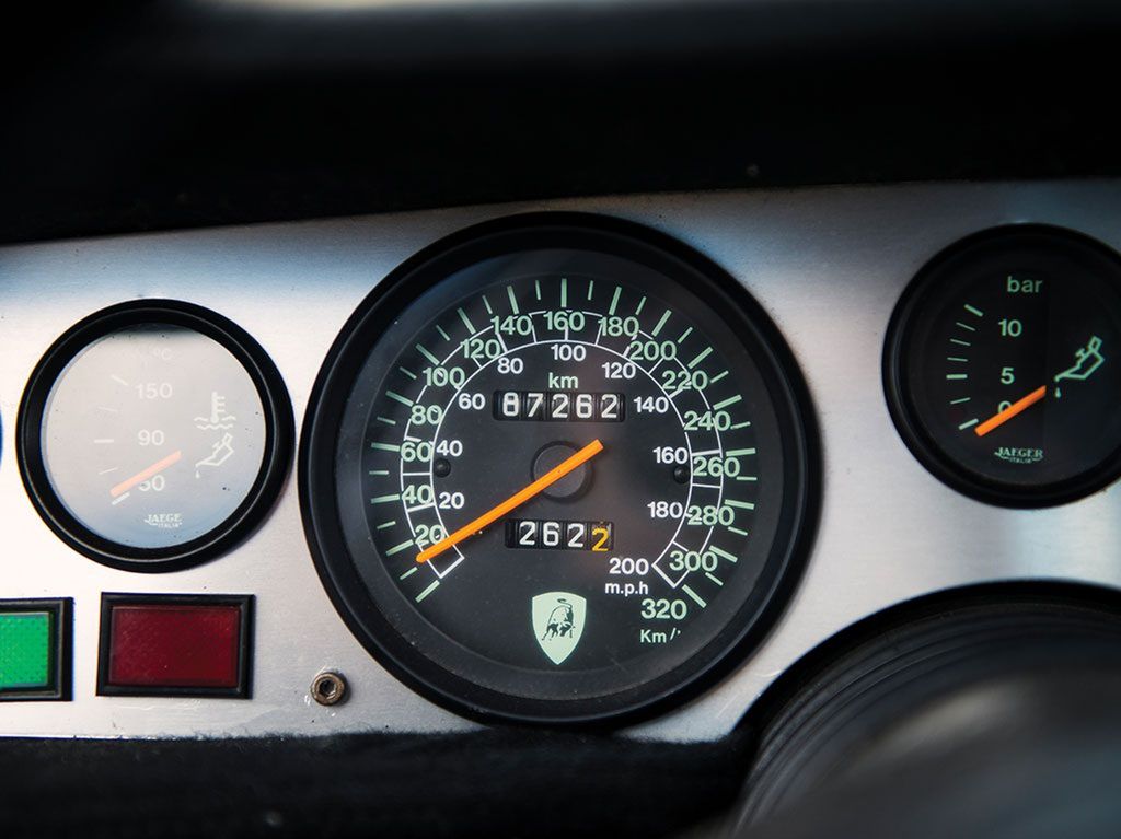 Jak dotąd Lambo przejechało niecałe 90 000 km i jest zachowane w idealnym stanie. Mimo upływu lat powinno bez problemu przekroczyć granicę 300 km/h