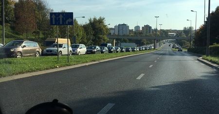 Zwężenie na Al. Smorawińskiego. Kierowcy stoją w blisko kilometrowym korku