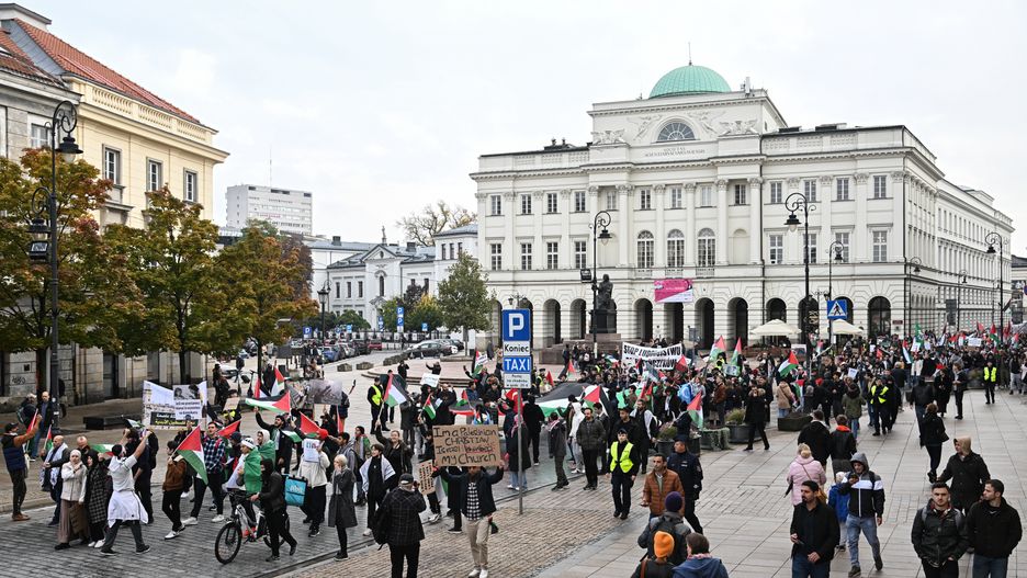 Warszawa, 21.10.2023. Marsz �Solidarni z Palestyną� organizowany przez Czerwoni � Mazowsze w Warszawie, 21 bm. (ad) PAP/Radek Pietruszka