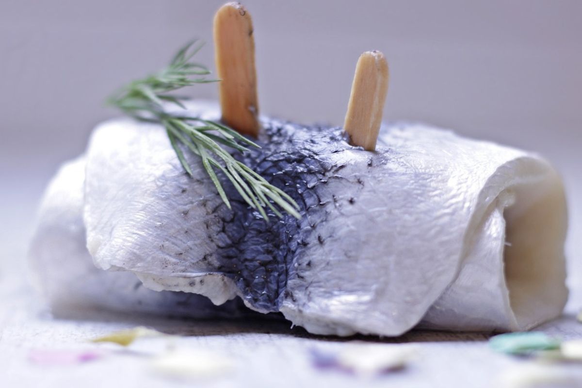 Marynowany rollmops sprawdzi się jako dodatek do sałatki jarzynowej 