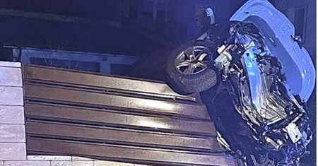 Tłuszcz. Policyjny pościg ulicami miasta. Kradziona Toyota doszczętnie rozbita na ogrodzeniu