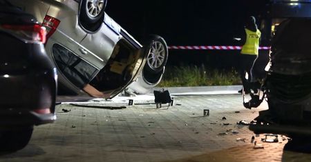 Policyjny pościg w Orłach zakończony dachowaniem. Ranny policjant