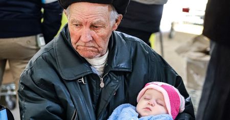 Jego zdjęcie z wnuczką obiegło świat. Niezwykłe, za co kupił nowy dom