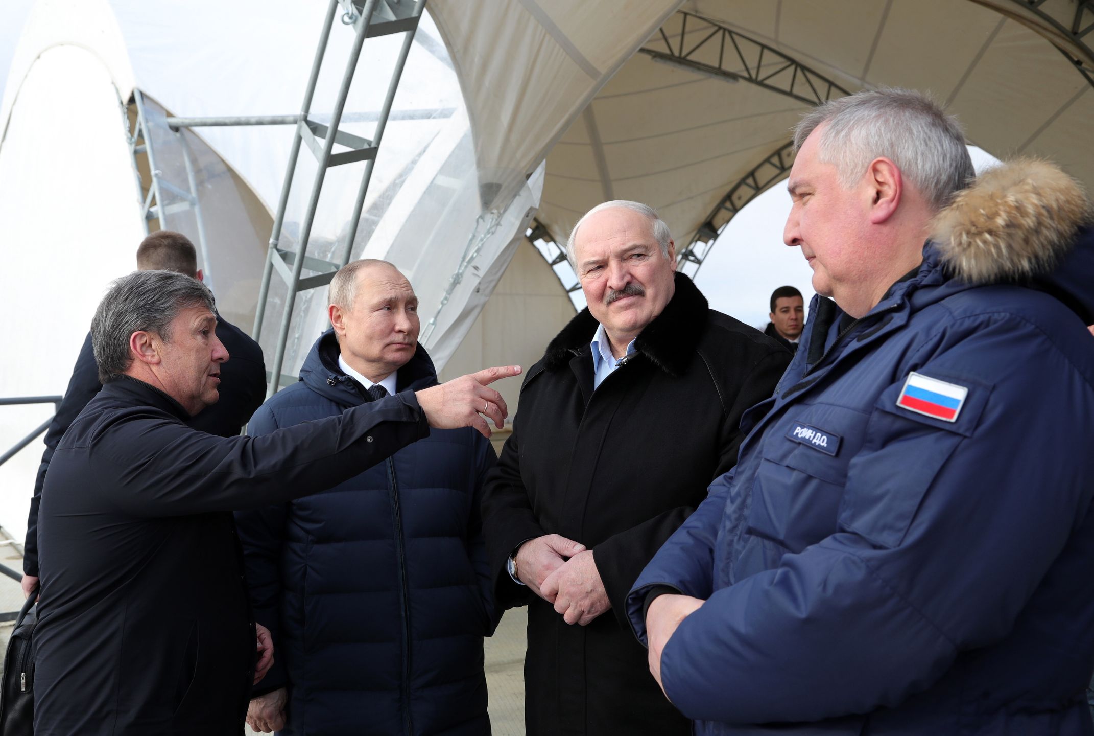Russian President Vladimir Putin (2-L), Belarusian President Alexander Lukashenko (2-R) and Roscosmos State Space Corporation Director General Dmitry Rogozin (R) visit a construction site of the Angara space rocket complex at the Vostochny cosmodrome outside the city of Tsiolkovsky, some 180 km north of Blagoveschensk, in the far eastern Amur region, Russia, 12 April 2022. Belarusian President is on a working visit to Russia. EPA/MIKHAIL KLIMENTYEV / KREMLIN POOL / SPUTNIK MANDATORY CREDIT Dostawca: PAP/EPA.