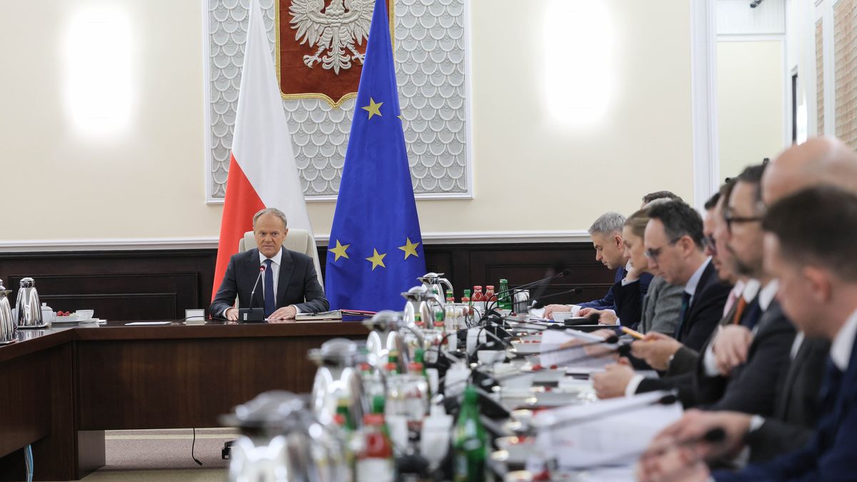 Donald Tusk
Warszawa, 27.01.2026. Premier Donald Tusk (L) na posiedzeniu rz�du w siedzibie KPRM w Warszawie, 27 bm. Rada Ministr�w zajmie si� m.in.: za�o�eniami polityki zagranicznej i europejskiej na ten rok. (ad) PAP/Rafa� Guz
Rafa� Guz
kancelaria, kancelaria prezesa rady mnistr�w, KPRM, obrady, polityk, polityk polityka, polityka, polityka zagraniczna, posiedzenie, rada ministr�w, rady ministr�w, rz�d, rz�d Tuska, rz�du