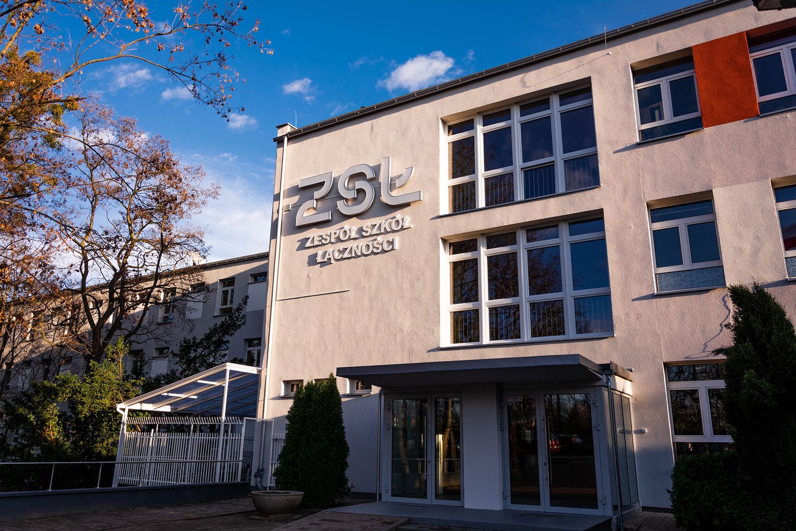 Nauczanie hybrydowe: dyrektorzy radzą sobie sami, MEN nadal pracuje w ciszy