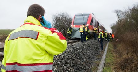 Śmiertelny wypadek na torach w Poraju. Pociąg pośpieszny potrącił pieszego. Wszystkie służby na miejscu.