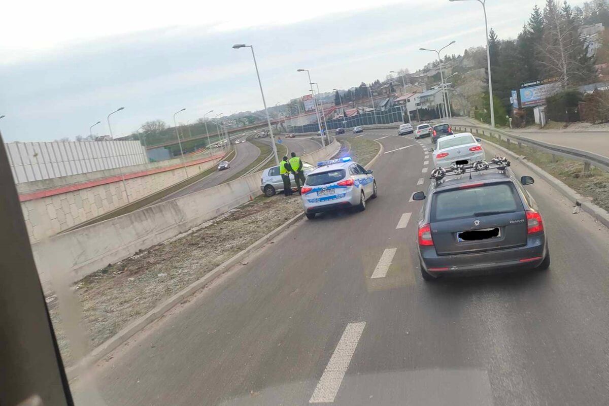 Dachowanie vw polo za rondem z pniakiem