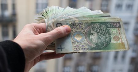 Polacy tracą tysiące złotych przez czekanie na wpis. Resort Ziobry bierze się za sądy i banki