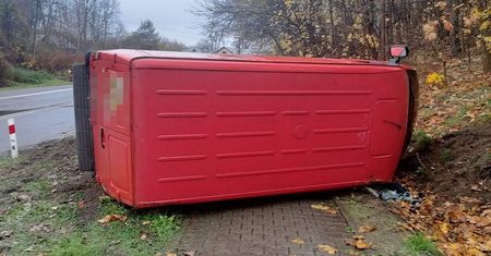 Wyniosło go z zakrętu. Bus wylądował na poboczu. Auto przewróciło się na bok
