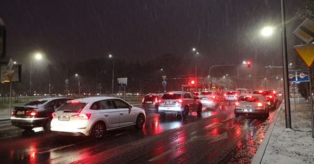 Po południu spodziewane opady deszczu ze śniegiem i śniegu. Na drogach i chodnikach zrobi się ślisko