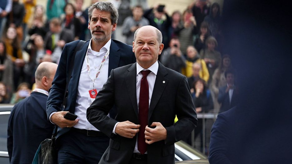 European Political Community summit in Prague
epa10226597 German Chancellor Olaf Scholz (C) arrives with government spokesperson Steffen Hebestreit for the Meeting of the European Political Community in Prague, Czech Republic, 06 October 2022. The first meeting of the European Political Community brings together leaders from across the continent including non EU members countries with the aims to foster political dialogue and cooperation and to strengthen the continent's security, stability and prosperity, a statement by the European Council reads.  EPA/FILIP SiNGER 
Dostawca: PAP/EPA.
FILIP SiNGER