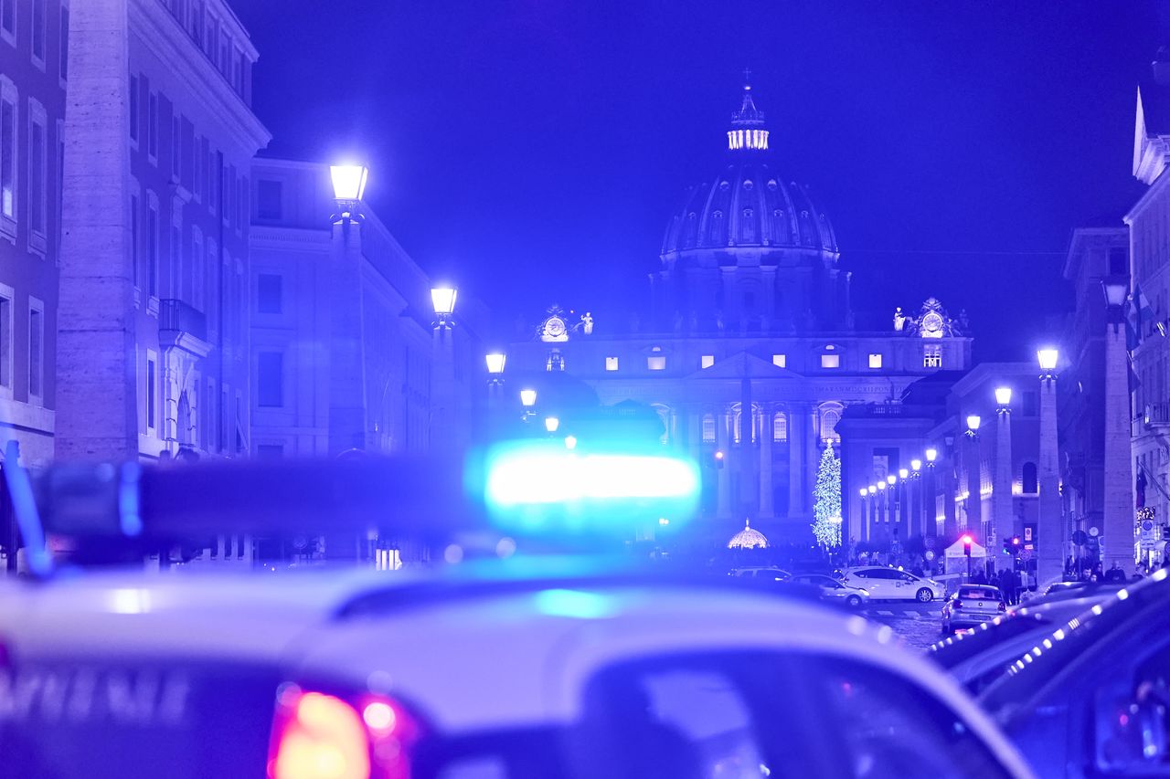 Man wielding knife injures police officer at Pope's midday prayer in Saint Peter's Square