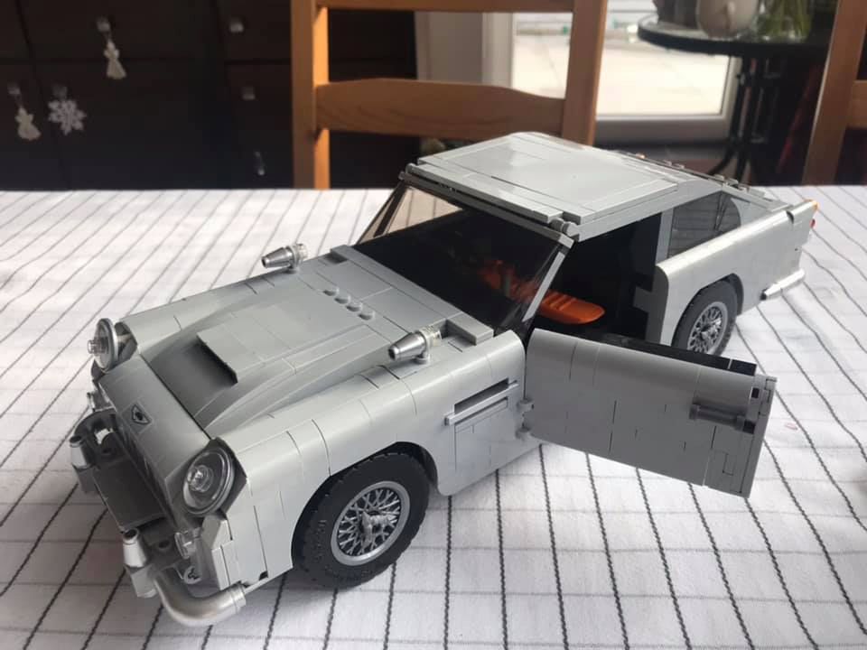 Jeśli nie chcecie od razu kupować rzadkiego i drogiego Astona Martina DB5, możecie zdecydować się na takiego z klocków Lego