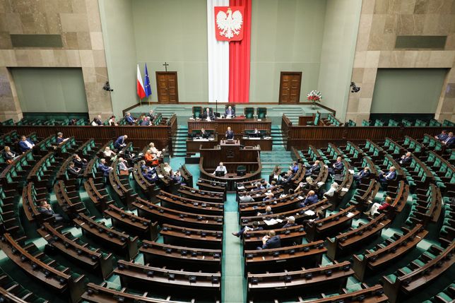 Warszawa, 21.07.2022. Posłowie na sali obrad w drugim dniu posiedzenia Sejmu w Warszawie, 21 bm. Niższa izba parlamentu rozpatrzy m.in. sprawozdanie komisji o projekcie ustawy o dodatku węglowym. Projekt zakłada wypłatę 3 tys. dodatku węglowego dla każdego gospodarstwa domowego, używającego węgla jako źródła ogrzewania, co musi być potwierdzone odpowiednim wpisem do Centralnej Ewidencji Emisyjności Budynków. (amb) PAP/Paweł Supernak