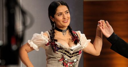Salma Hayek przegrała zakład. Teraz tłumaczy się z sukienki, w której wystąpiła u boku Karla Lagerfelda