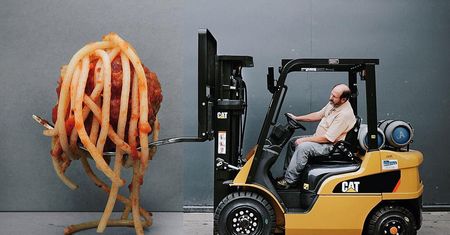 Artysta łączy obiekty codziennego użytku w zabawnych kolażach