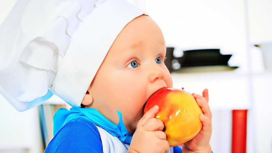 Niemowlęta, które jedzą rękami będą zdrowsze i szczuplejsze?