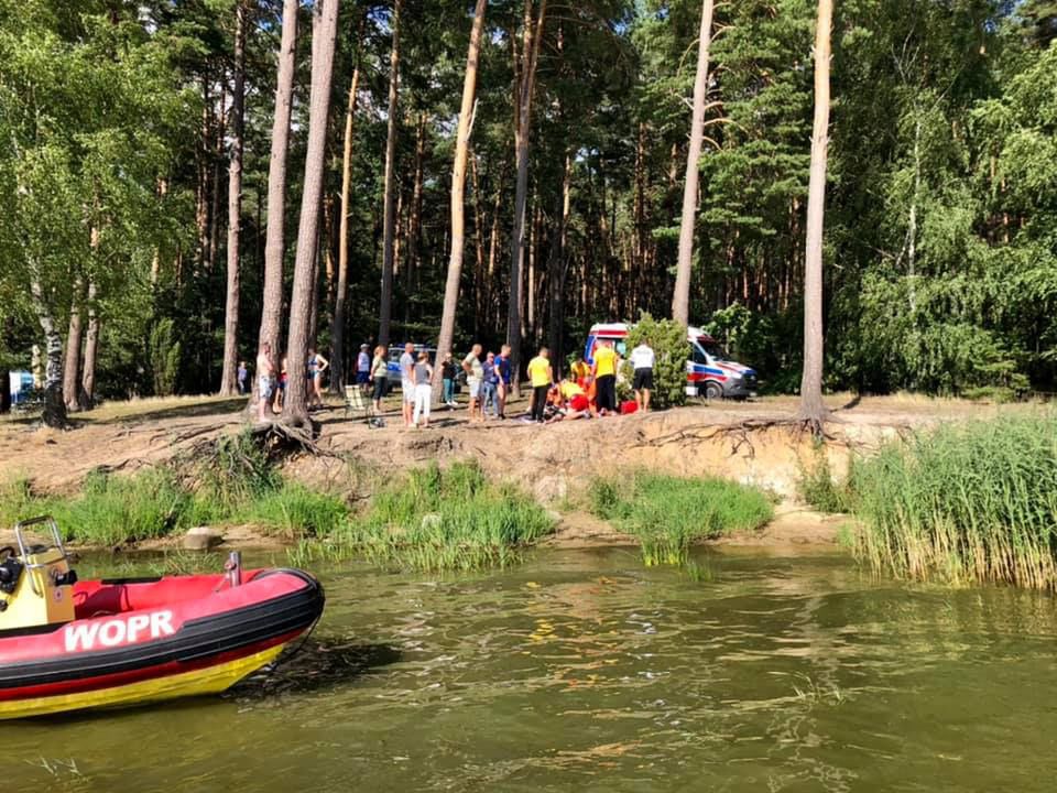 Łódzkie. Tragedia nad Zalewem Sulejowskim. Ratownicy podczas reanimacji mężczyzny