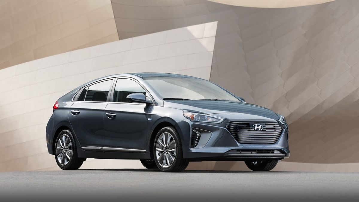 Na początku przypominamy, że samochód zadebiutował już w Genewie w trzech wersjach z napędem alternatywnym. Podstawowa wersja to klasyczna hybryda. Kolejna to hybryda z możliwością ładowania z sieci, czyli plug-in. Jest też Hyundai Ioniq w wersji czysto elektrycznej. Kilka słów o każdej z nich...