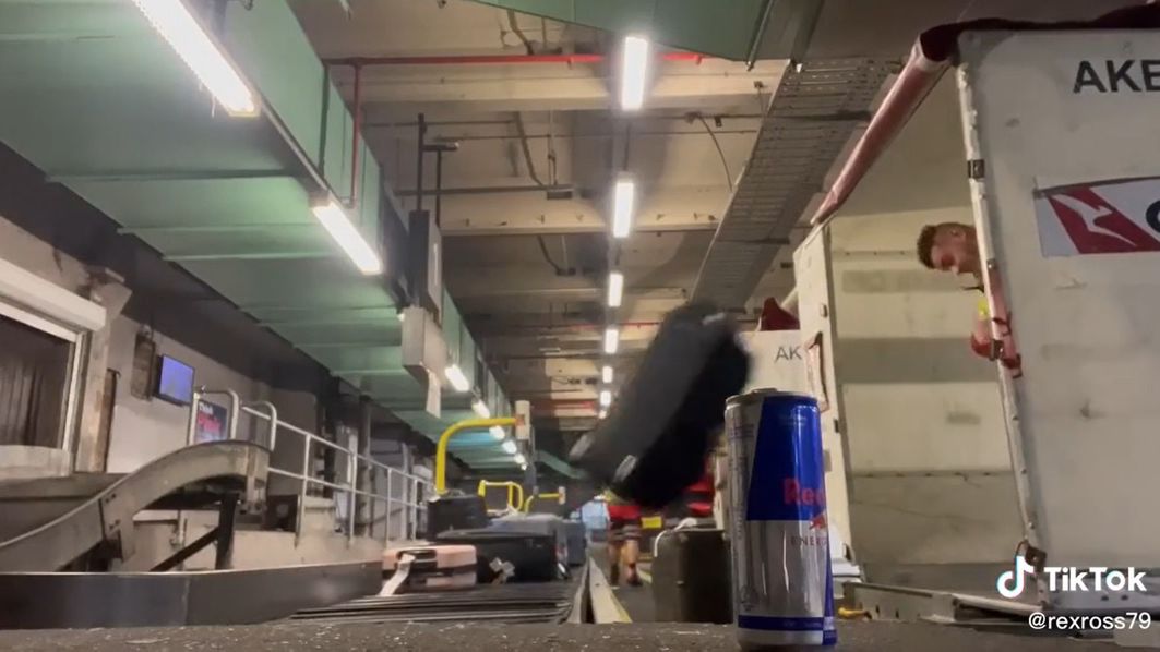 Pracownicy lotniska rzucali walizkami i świetnie się bawili 