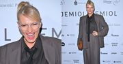 Dorota Szelągowska w za dużym garniaku stroi miny na pokazie Łukasza Jemioła. Francja elegancja? (ZDJĘCIA)