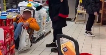 Klient Biedronki utknął w koszyku. Sieć komentuje