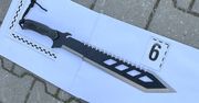 Toruń: Pseudokibice zatrzymani za udział w bójce. Policjanci przejęli maczety, petardy i atrapy broni